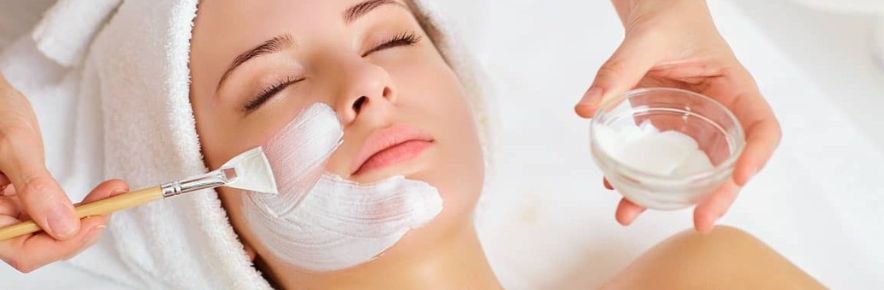 cliente se faisait mettre un masque par une estheticienne