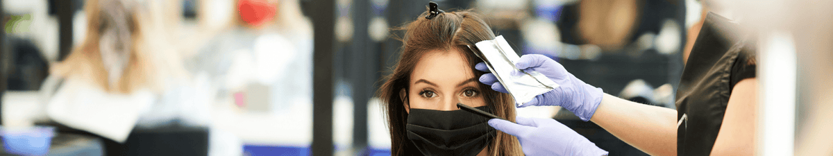 coiffeur qui applique une coloration sans ammoniaque à sa cliente