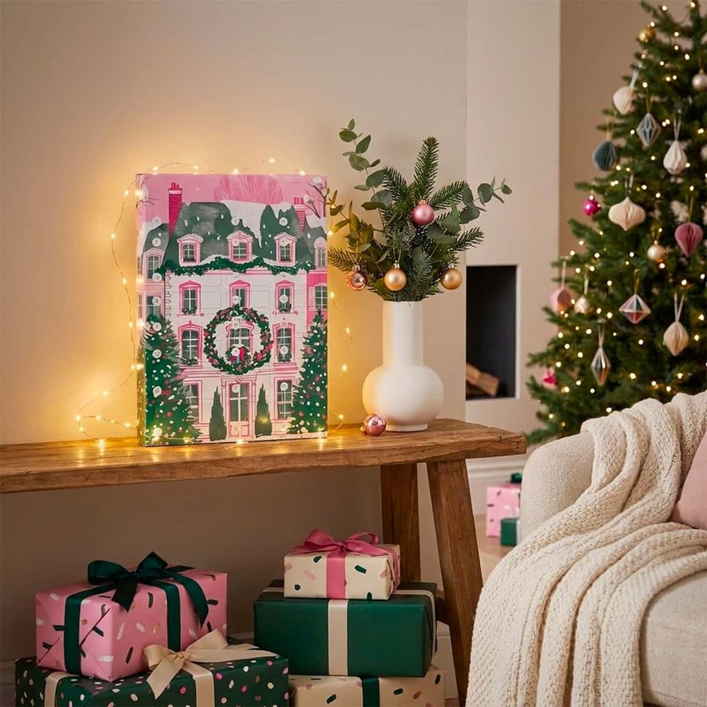 Le calendrier de l'Avent posé dans un salon décoré pour Noël